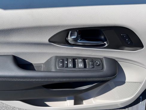 Used 2023 Chrysler Pacifica Touring-L FWD image 9