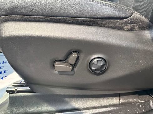 Used 2022 Chrysler Pacifica Touring-L w/ Uconnect Theater Family Group AWD/4WD image 13