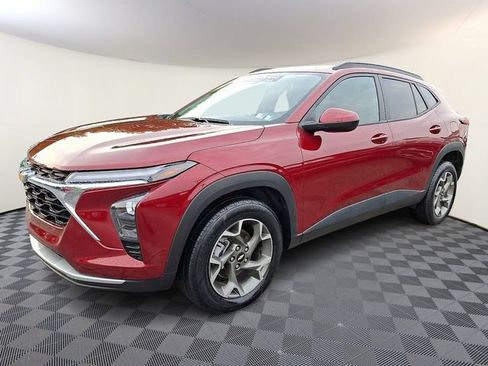 Used 2025 Chevrolet Trax LT FWD image 3
