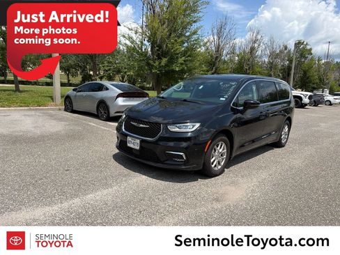 Used 2024 Chrysler Pacifica Touring-L FWD image 1