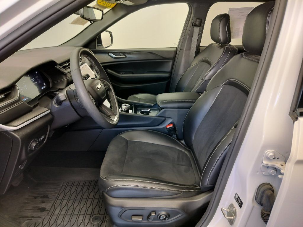 Used 2024 Jeep Grand Cherokee Altitude RWD image 8