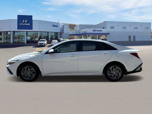 New 2025 Hyundai Elantra SEL image 3