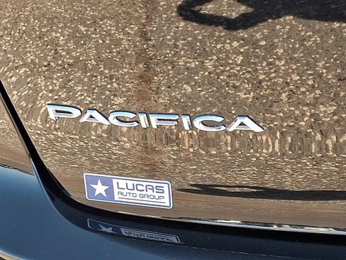 Used 2024 Chrysler Pacifica Touring-L FWD image 32