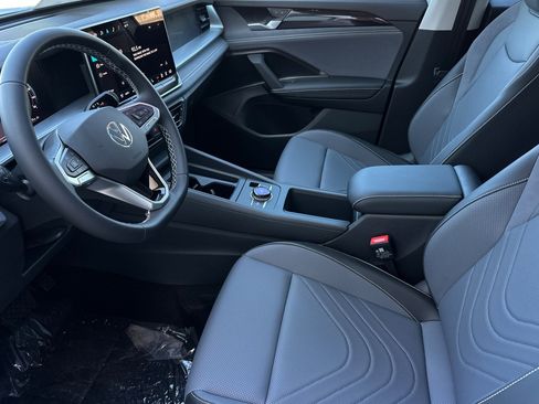 New 2025 Volkswagen Tiguan SE image 10