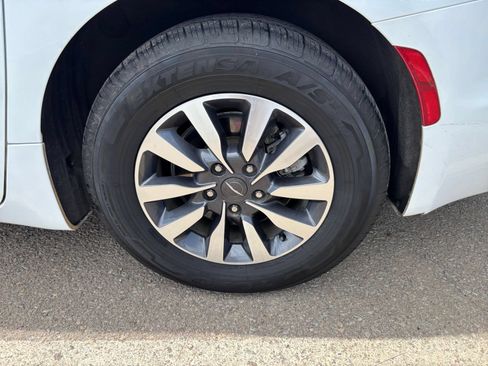 Used 2022 Chrysler Pacifica Touring-L FWD image 33