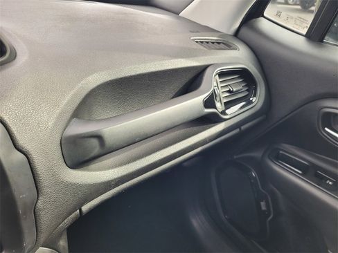 Used 2018 Jeep Renegade Altitude w/ UConnect 8.4 Nav Group image 19