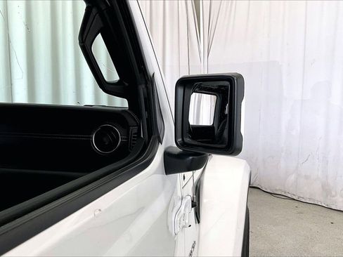 Used 2022 Jeep Wrangler Unlimited Sahara AWD/4WD image 11