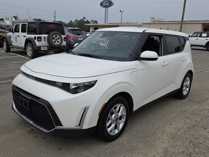 Used 2023 Kia Soul LX w/ Option Group 015 FWD image 4