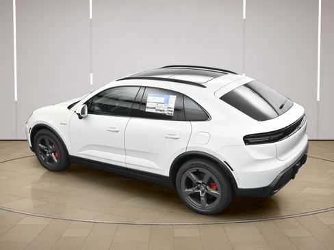 Certified 2025 Porsche Macan 4S Electric AWD/4WD image 35