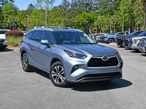 Used 2022 Toyota Highlander XLE image 6