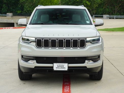 Used 2022 Jeep Wagoneer Series I w/ Premium Group I AWD/4WD image 7