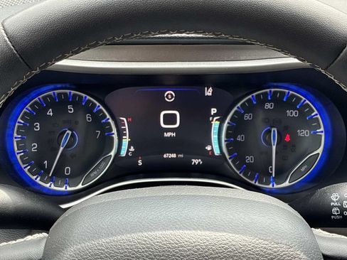 Used 2023 Chrysler Pacifica Touring-L FWD image 31