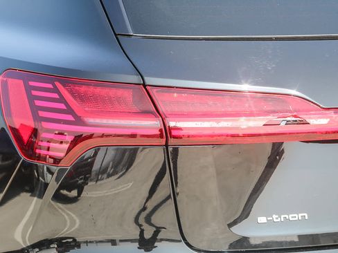 Used 2022 Audi e-tron Premium image 9