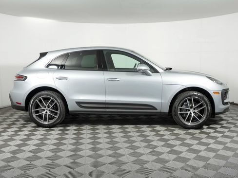 Certified 2025 Porsche Macan AWD/4WD image 8