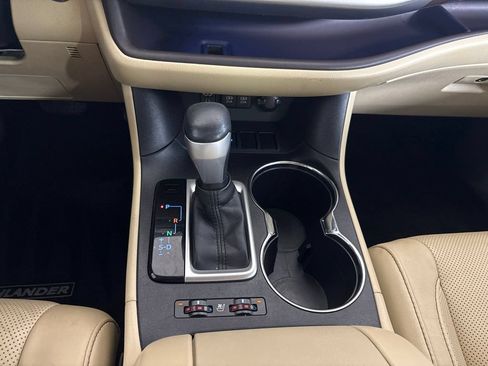 Used 2017 Toyota Highlander Limited FWD image 12