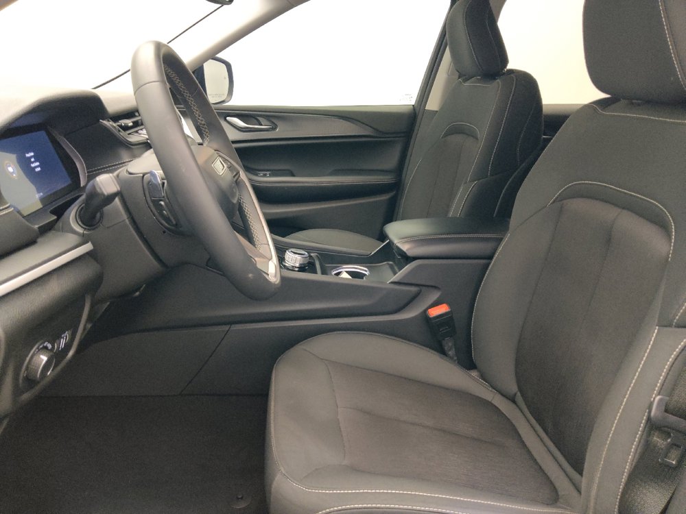 Used 2023 Jeep Grand Cherokee Laredo AWD/4WD image 17