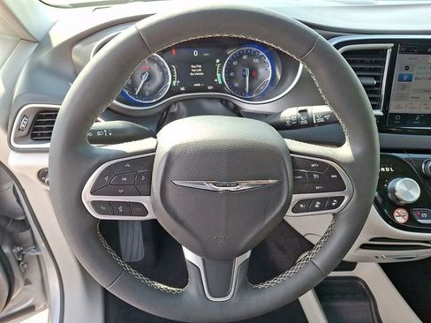 Used 2024 Chrysler Pacifica Touring-L image 15