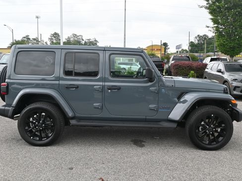 Used 2025 Jeep Wrangler Unlimited Sahara AWD/4WD image 11