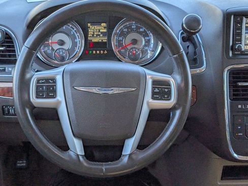 Used 2016 Chrysler Town & Country Touring image 13