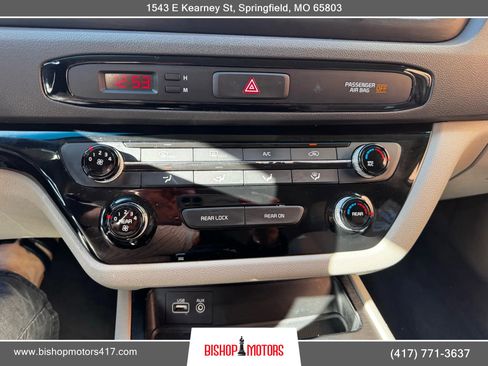 Used 2017 Kia Sedona LX image 35