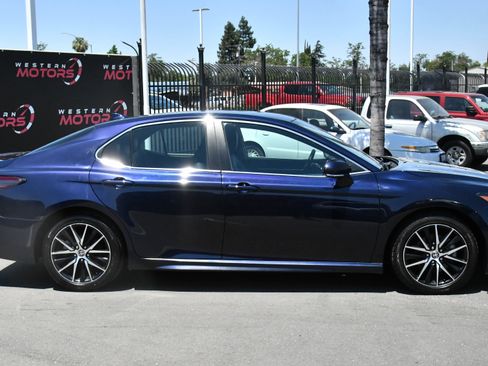 Used 2022 Toyota Camry SE FWD image 9