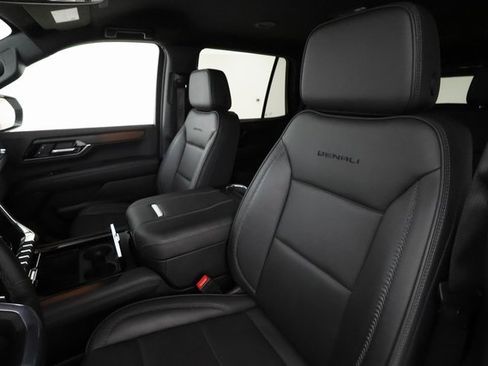Certified 2025 GMC Yukon Denali image 12