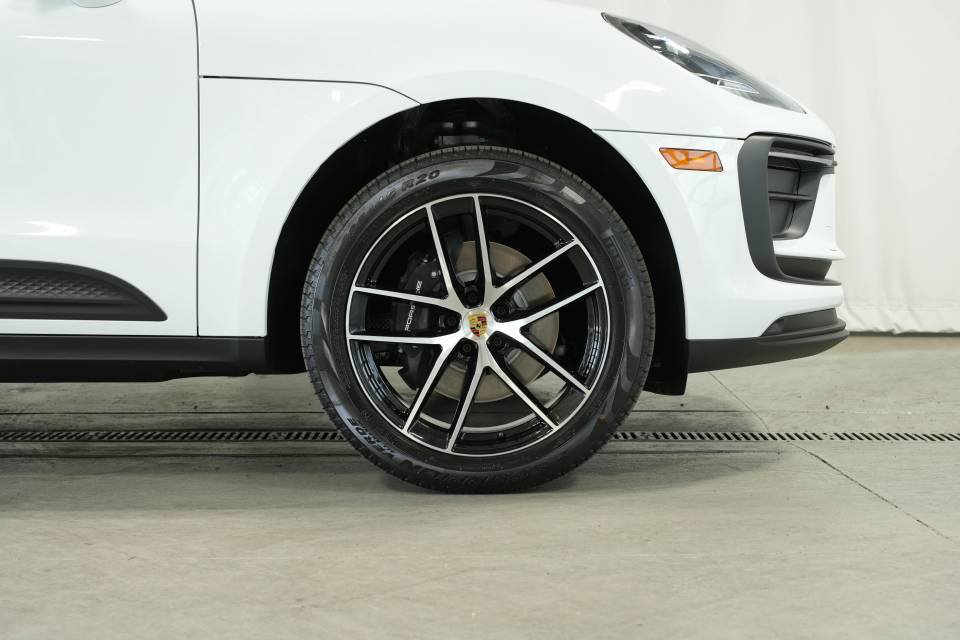 Certified 2025 Porsche Macan AWD/4WD image 41