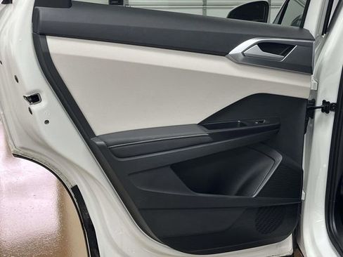 Used 2025 Volkswagen Taos SE image 16