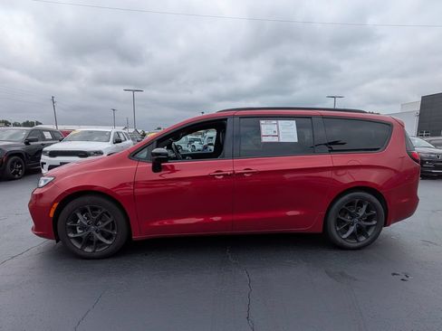Used 2025 Chrysler Pacifica Limited FWD image 5