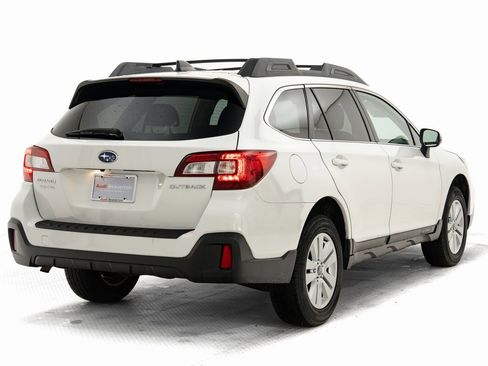 Used 2019 Subaru Outback 2.5i Premium image 3