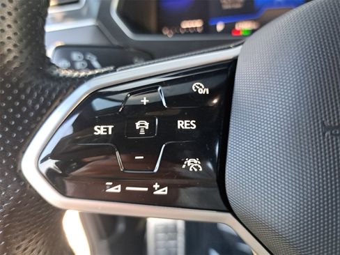 Used 2022 Volkswagen Tiguan SE R-Line image 19