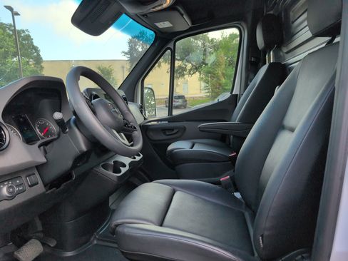 Used 2023 Mercedes-Benz Sprinter 1500 image 5