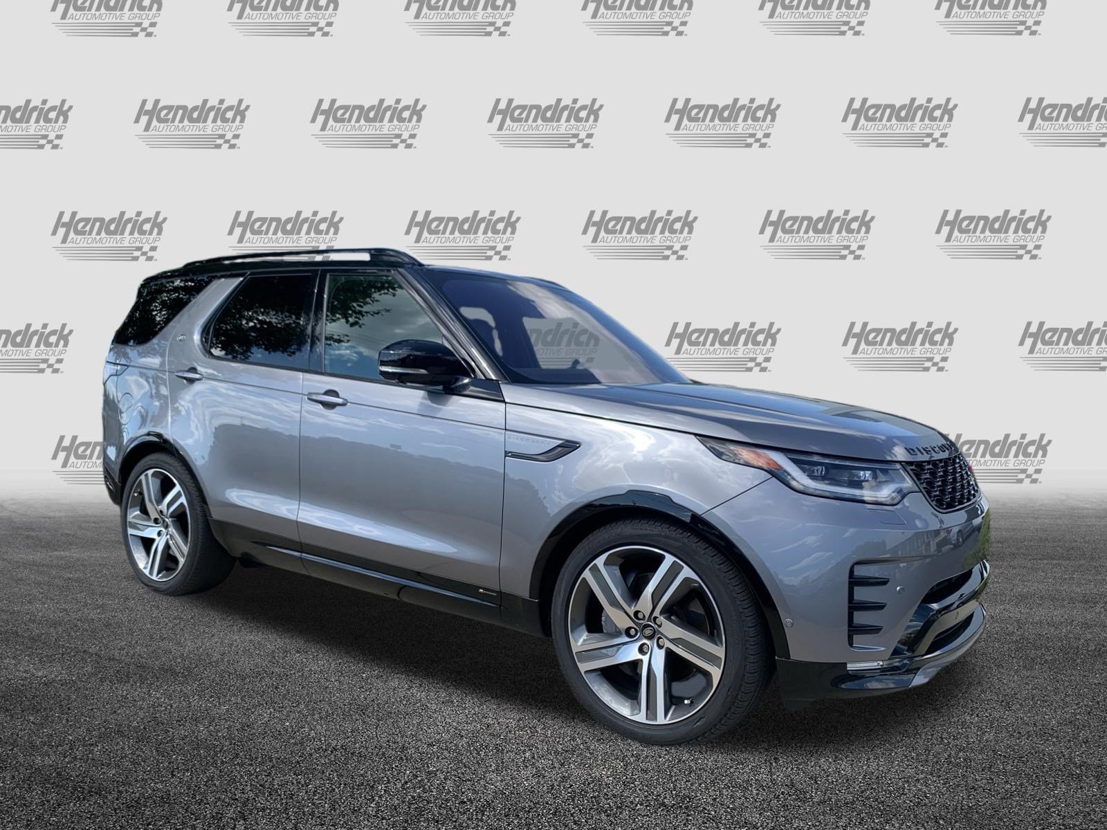 Used 2022 Land Rover Discovery HSE R-Dynamic AWD/4WD image 2