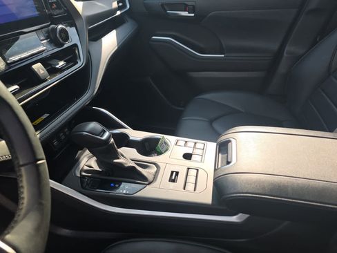 Used 2023 Toyota Highlander XLE AWD/4WD image 13