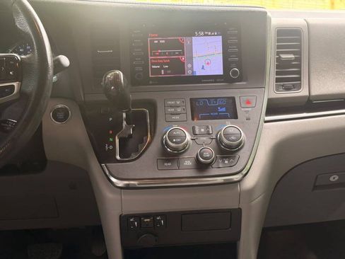Used 2018 Toyota Sienna XLE w/ XLE Navigation Package FWD image 16