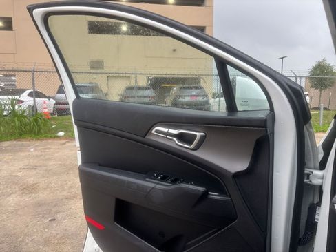 Used 2025 Kia Sportage LX FWD image 18