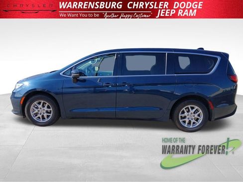 Used 2023 Chrysler Pacifica Touring-L image 8