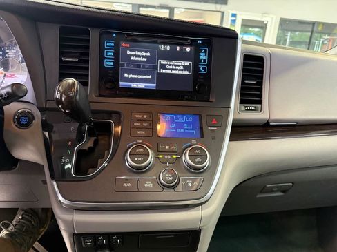 Used 2017 Toyota Sienna XLE w/ XLE Navigation Package AWD/4WD image 16