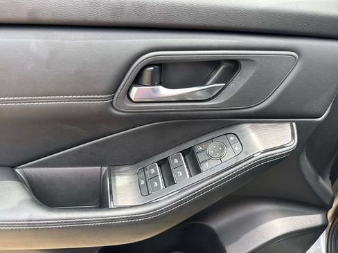 Used 2025 Nissan Rogue SL FWD image 26