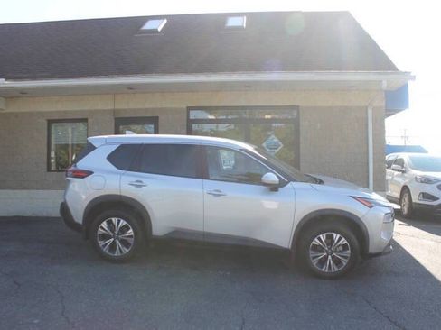 Used 2023 Nissan Rogue SV image 3