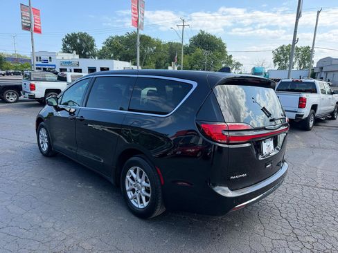 Used 2025 Chrysler Pacifica Select FWD image 5