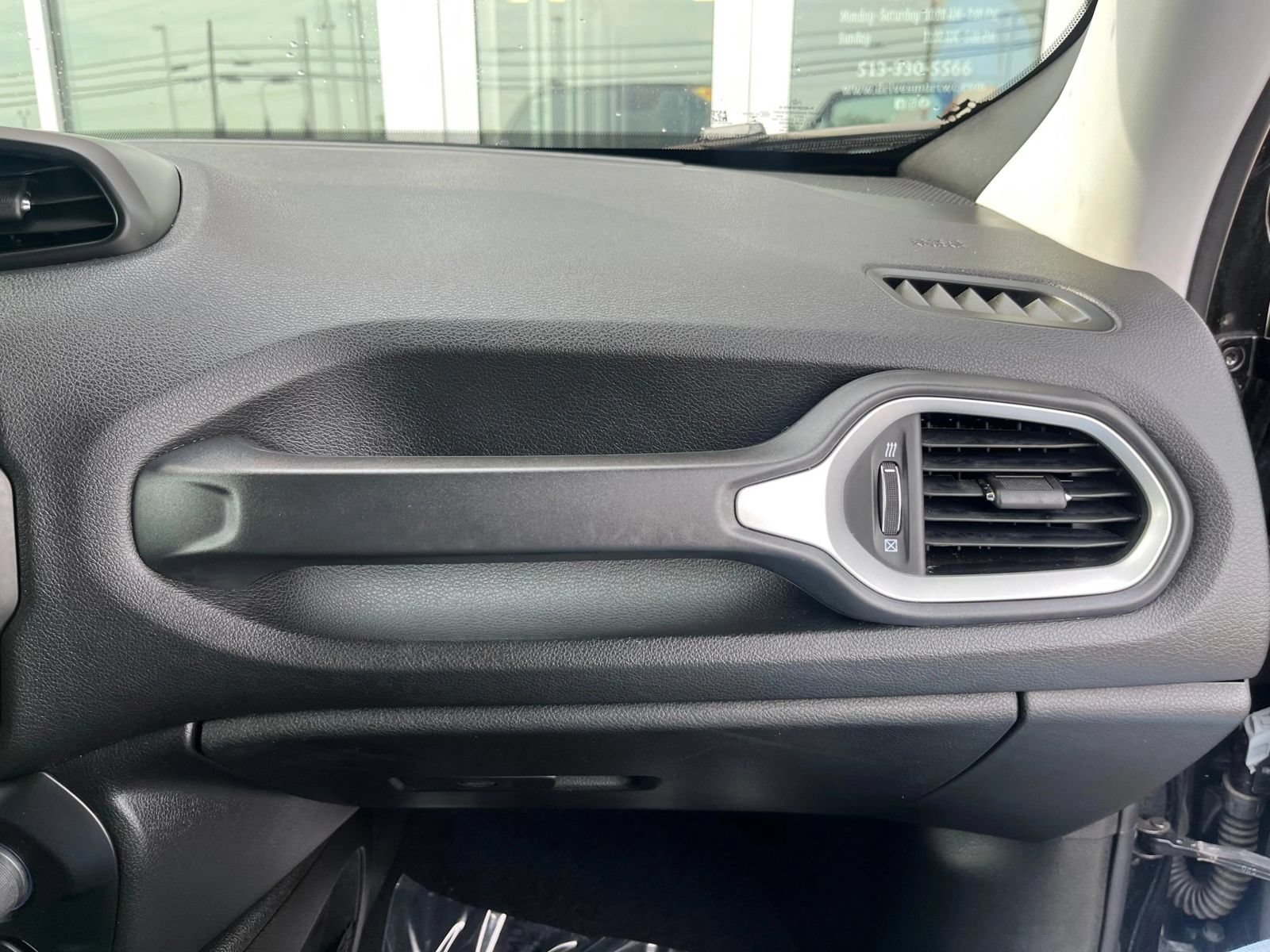Used 2020 Jeep Renegade Latitude FWD image 21