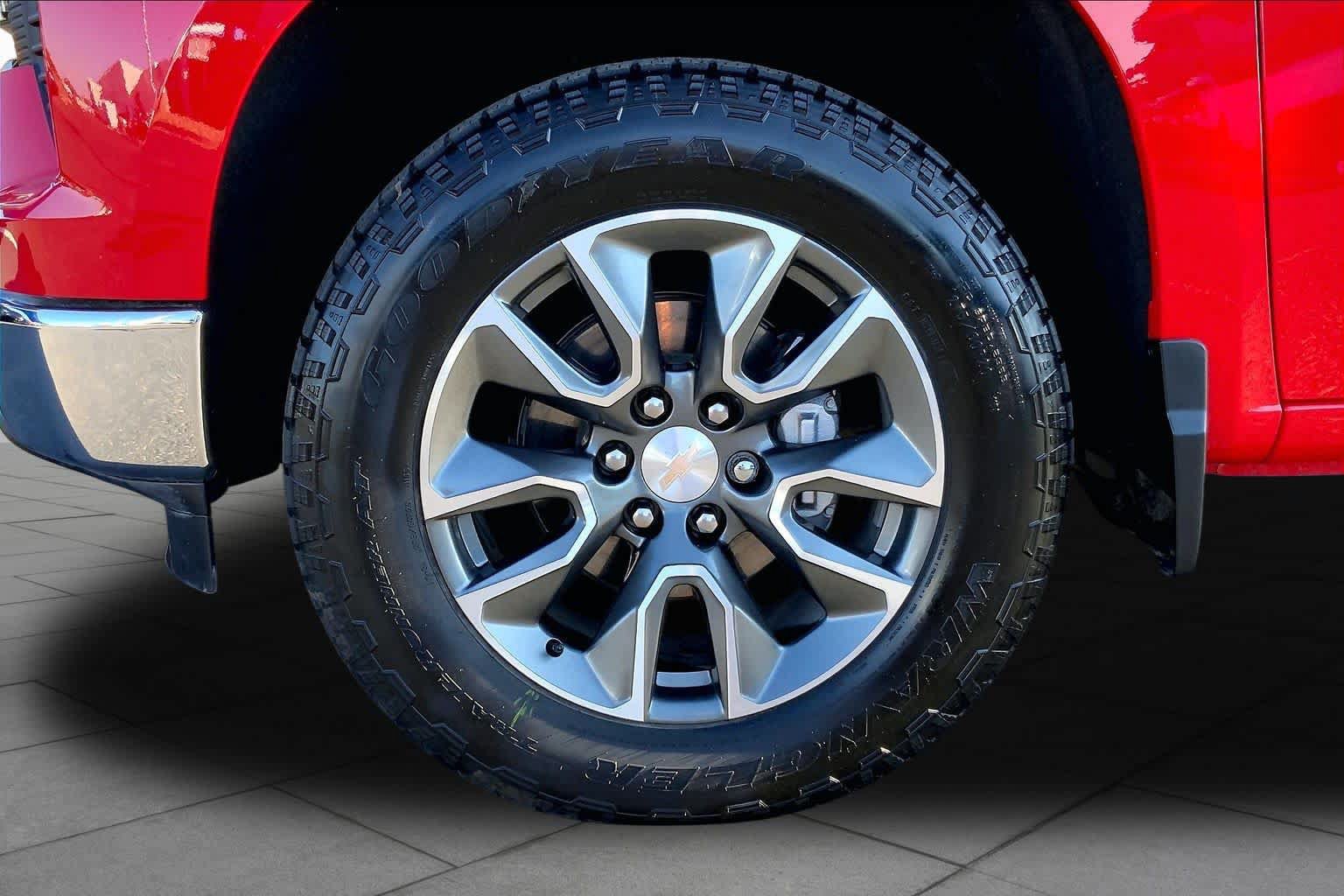 Used 2025 Chevrolet Silverado 1500 LT w/ Z71 Off-Road Package AWD/4WD image 11