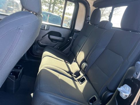 Used 2022 Jeep Gladiator Sport image 17