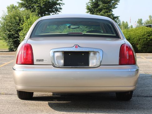 Used 2002 Lincoln Town Car Executive RWD image 26