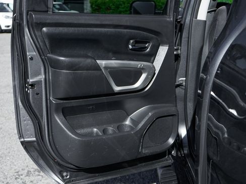 Used 2022 Nissan Titan SV image 31