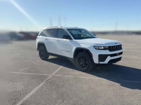 New 2026 Jeep Grand Cherokee Altitude image 16