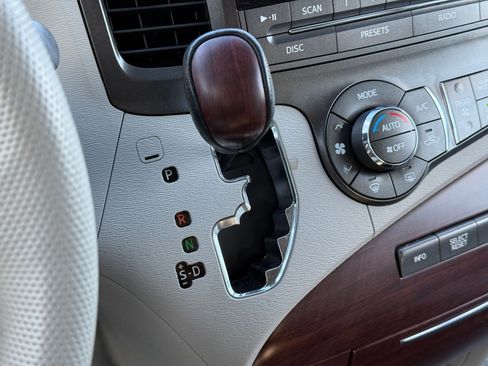 Used 2013 Toyota Sienna XLE image 15