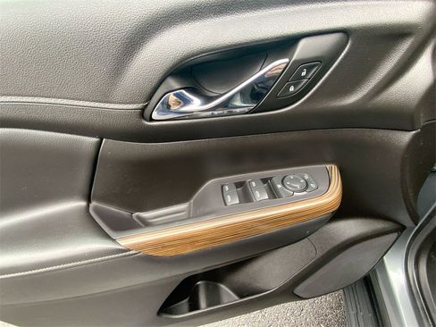 Used 2022 GMC Acadia SLE image 21