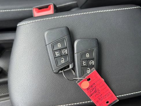 Used 2023 Volkswagen Tiguan SE w/ Panoramic Sunroof Package FWD image 29